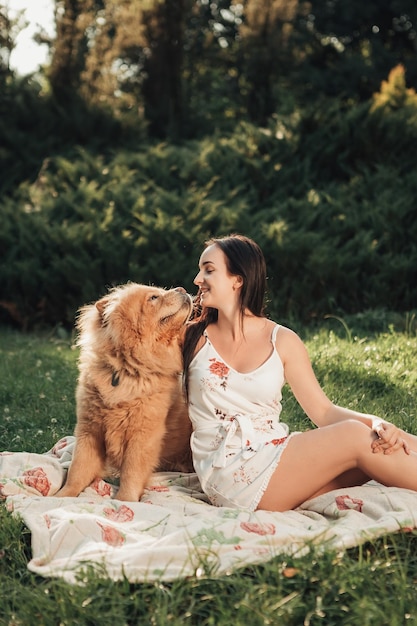 Mujer con perro en el parque