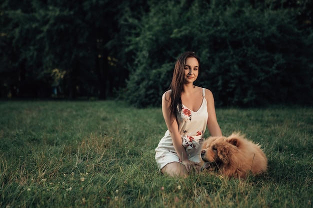 Mujer con perro en el parque