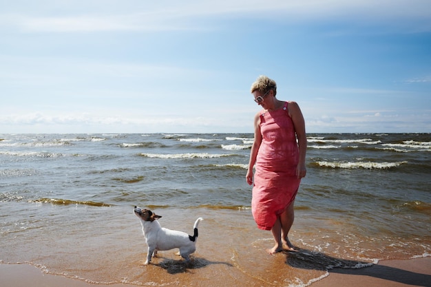 mujer, y, perro, posición, en, mar