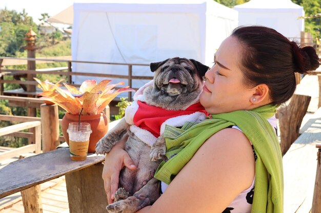 Foto mujer con perro sentada en el asiento