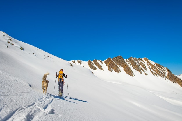 mujer con perro en sky resort