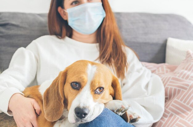 Foto mujer con perro en el sofá