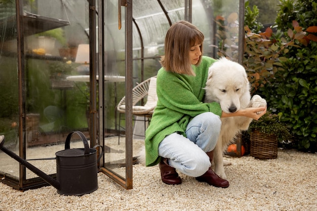 mujer, con, perro, en, traspatio