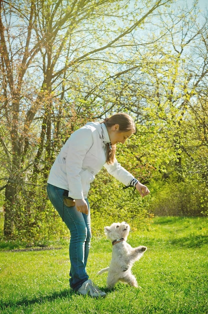 mujer con perro