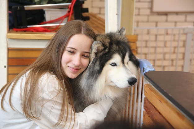 mujer y perro