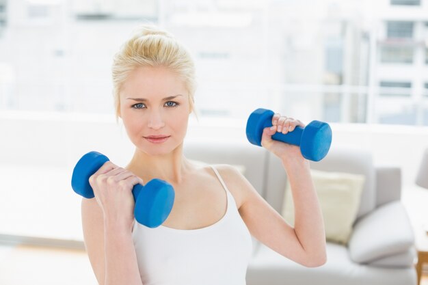 Mujer con pesas en el gimnasio