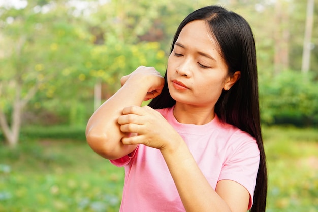 mujer con picazón en el brazo