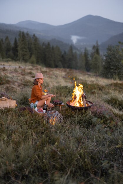 Mujer de picnic en las montañas