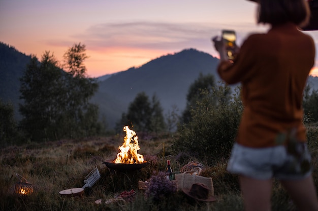 Mujer de picnic en las montañas