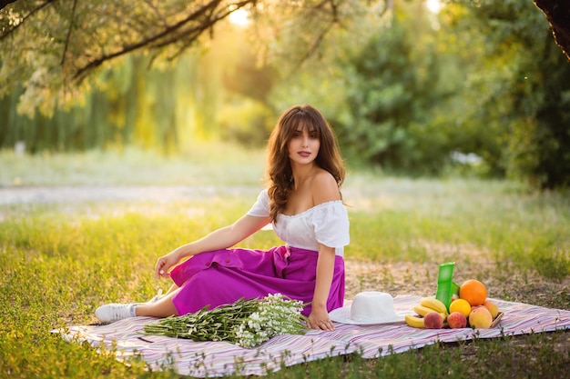 Una mujer en un picnic en el parque.