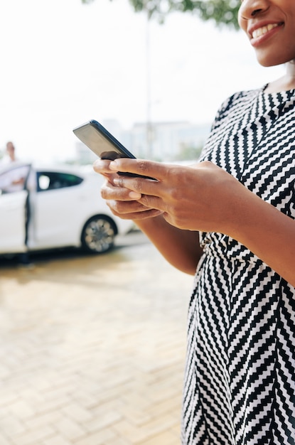 Mujer pide un taxi por teléfono