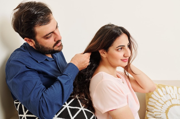 Mujer pidiendo novio para trenzar su cabello