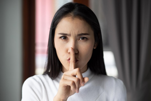 Mujer pidiendo silencio concepto de no ruido o detener el concepto de noticias falsas