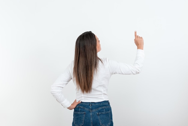 Foto mujer de pie al revés con nuevas ideas asombrosas empresaria pensando profundamente en viejos planes maravillosos guy brain storming estrategias brillantes