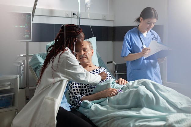 Mujer de pie en una cama