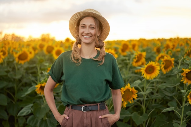 Mujer de pie en un campo de girasoles