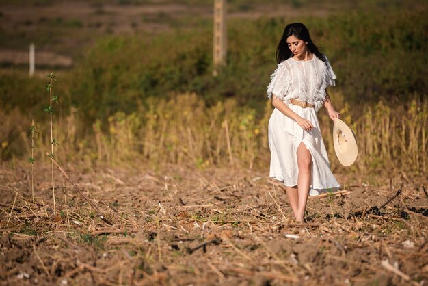 Foto mujer de pie en el campo