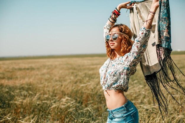 Foto mujer de pie en un campo