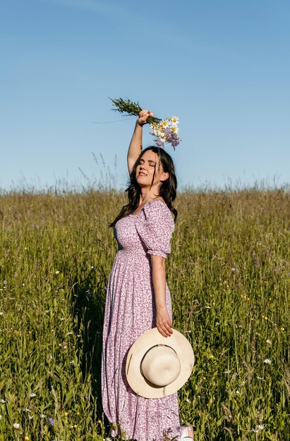 Foto mujer de pie en el campo