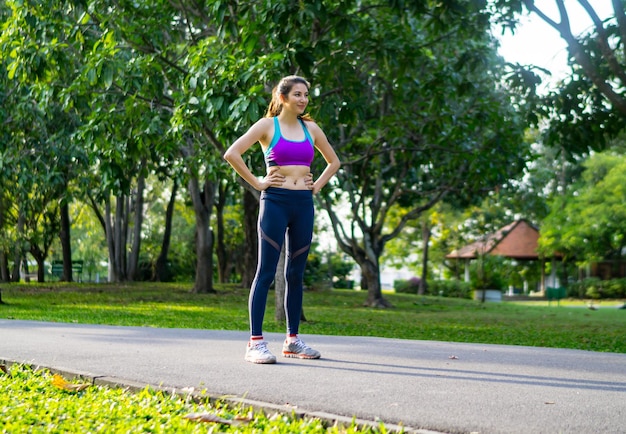 Foto mujer de pie en la carretera en el parque