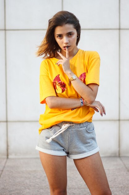 Foto mujer de pie en la ciudad