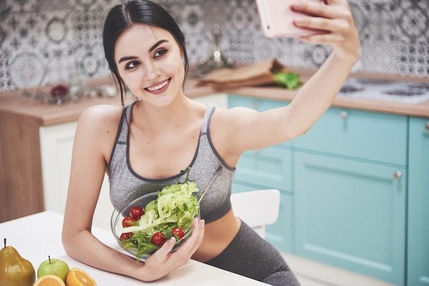 Mujer de pie en una cocina