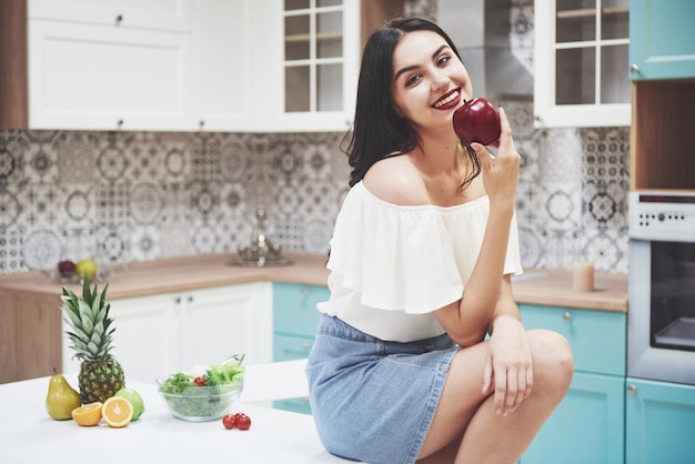 Mujer de pie en una cocina