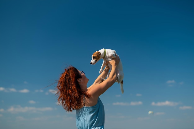 Foto mujer de pie contra el cielo azul