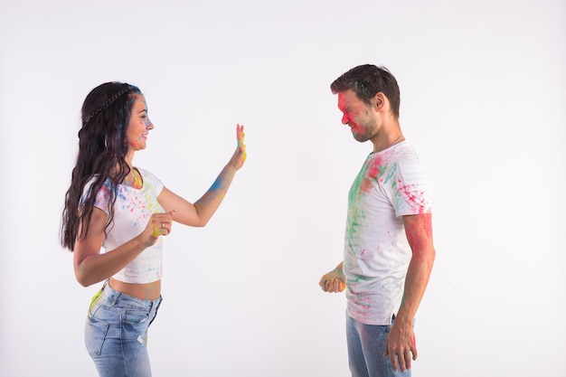 Foto mujer de pie contra un fondo blanco