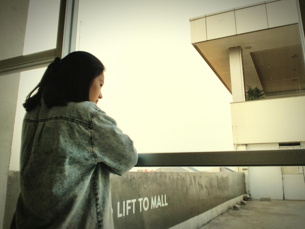 Foto mujer de pie contra la pared