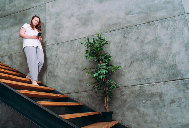 Foto mujer de pie contra la pared