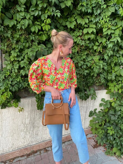 Foto mujer de pie contra las plantas