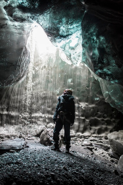 Mujer de pie en la cueva