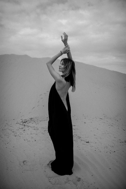 Mujer de pie en un desierto