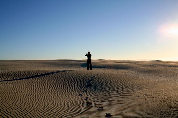 Mujer de pie en el desierto