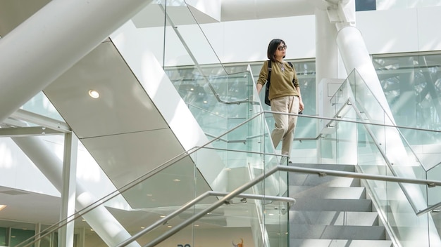 Mujer de pie en la escalera blanca