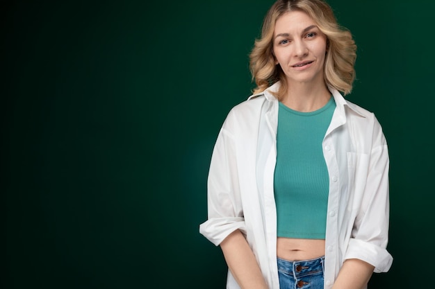 Mujer de pie frente a un fondo verde