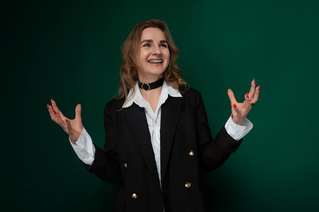 Mujer de pie frente a la pared verde