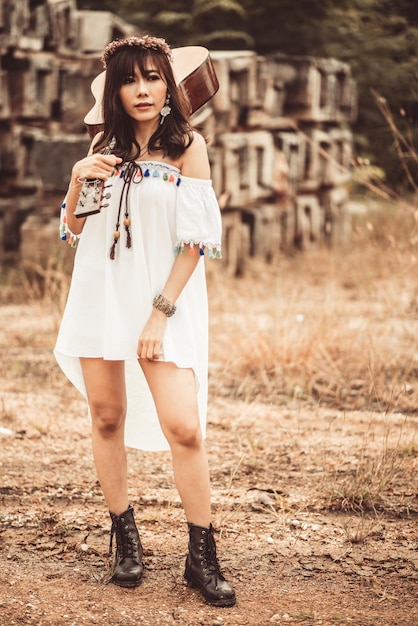 Foto mujer de pie con una guitarra