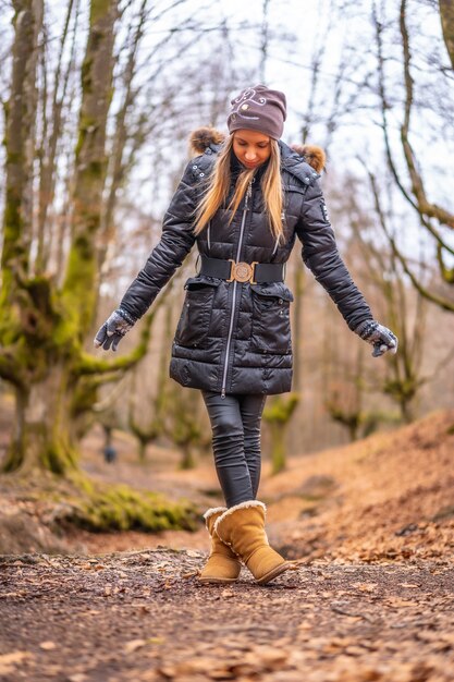 Una mujer de pie en un hermoso bosque