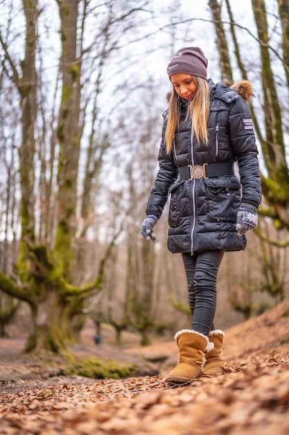 Foto una mujer de pie en un hermoso bosque