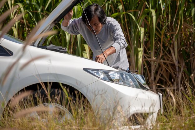 Foto mujer de pie junto al coche