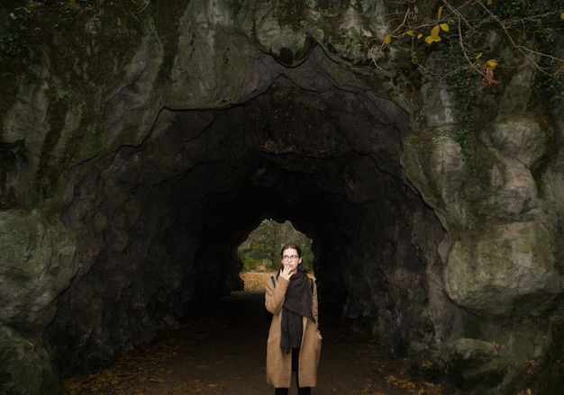 Foto mujer de pie junto al túnel