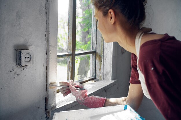 Mujer de pie junto a la ventana