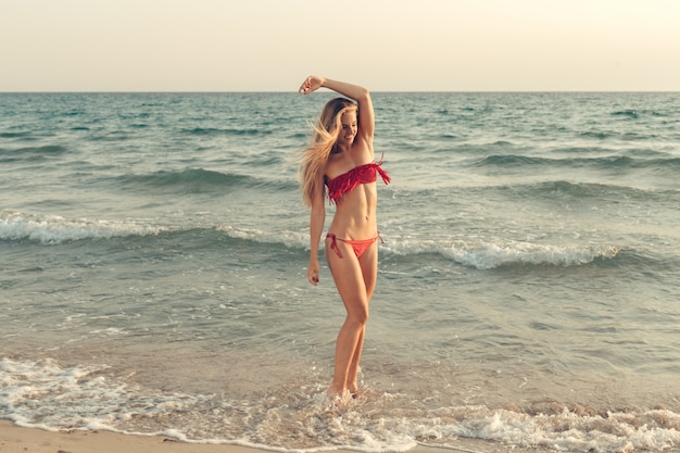 Mujer de pie en el mar