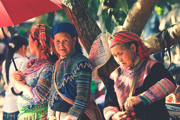 Mujer de pie en el mercado de Bac Ha