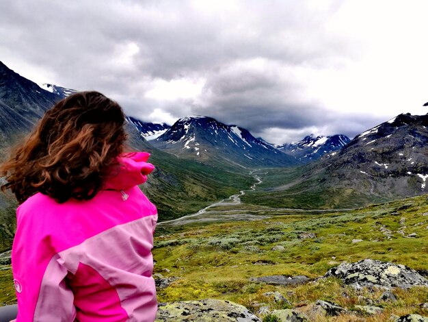 Foto mujer de pie en la montaña contra el cielo