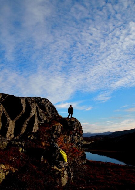 Foto mujer de pie en la montaña contra el cielo