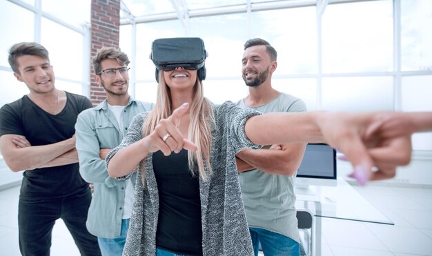 Foto mujer de pie en la oficina con gafas vr