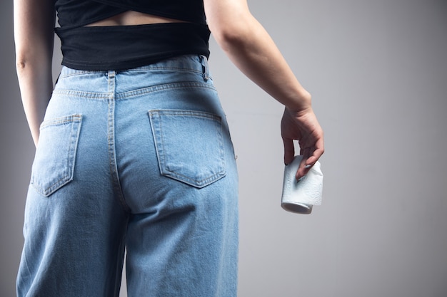 Mujer de pie con papel higiénico